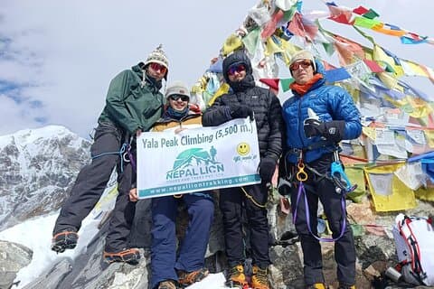 12 giorni di arrampicata in cima a Yala con Langtang Trek