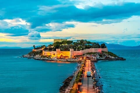Entra en el paseo por la ciudad de Kusadasi y la alfombra turca