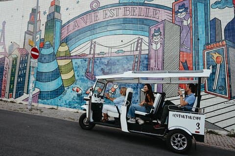 Tour gastronómico y vinícola por Lisboa en Eco Tuk Tuk privado con un local