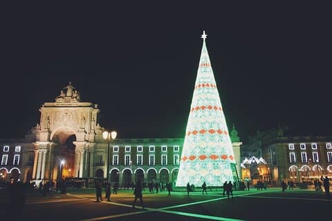 Excursión a las luces de Navidad de Lisboa en Eco Tuk Tuk privado con un local