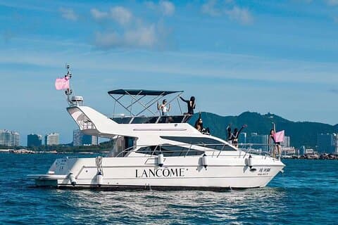 Sanya: The Lost World Aquarium and Yacht Cruise (Private Tour)