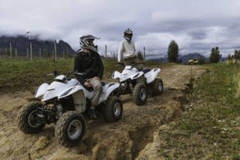 Balade en quad électrique et dégustation de vin sur les montagnes
