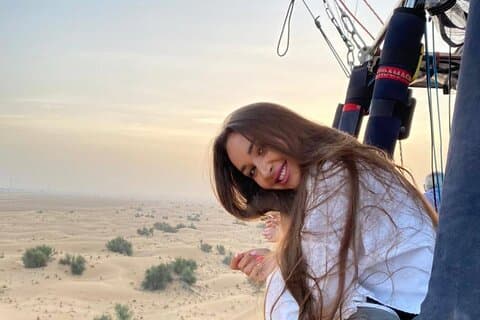 Montgolfière au-dessus du désert de Dubaï avec rafraîchissement