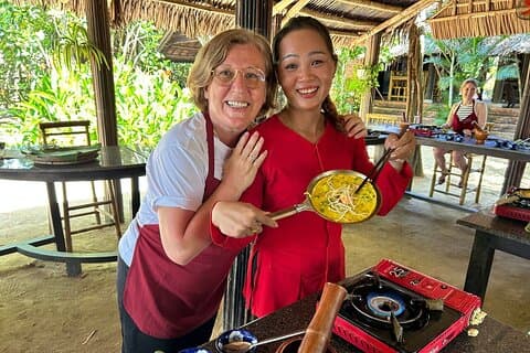 Excursão de Banh Xeo and Eggplant Grilled Hoi An