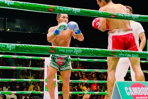 Phnom Penh Live Kun Khmer Boxing Show Posti VIP con Birra Tuktuk
