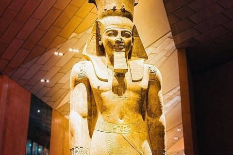 Gita di un giorno al Cairo in aereo: Piramidi e GEM o Museo antico.