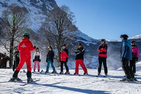 Pacote de esqui para iniciantes de 1 dia saindo de Interlaken