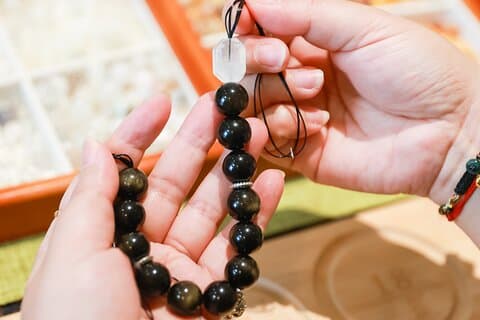 Workshop de pulseira de cristal com tema de nascimento em Xangai