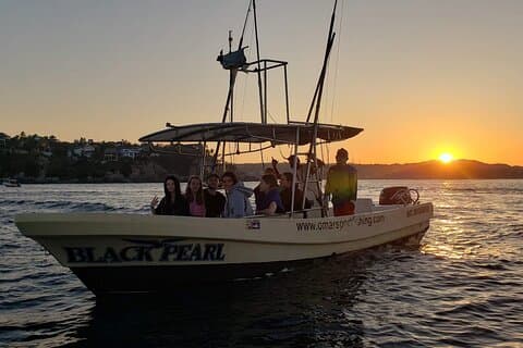 Private Family Dolphin and Whale Tour in Puerto Escondido