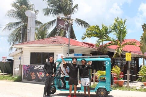 Excursão de cocktail de dia e noite pela cidade de Belize com o Tuktuk Belize Tours