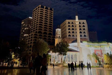 Tirana bij nacht : wandeltocht met cocktail & stadslichten