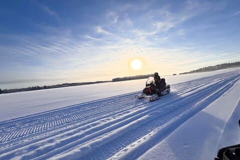 Kleine Gruppe Snowmobile Safari