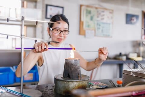 Taller de collar de cuentas de vidrio de Osaka y tour por el estudio