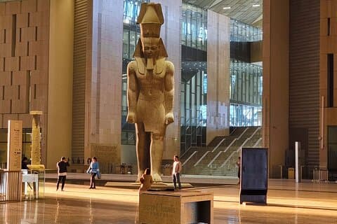 Volledige dagtour naar piramides van Gizeh & Grand Egyptian Museum "GEM"
