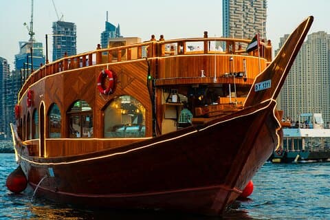 Crucero con cena por el Sea Lounge Dubai con buffet y entretenimiento en vivo