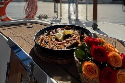 Cena Romántica a Bordo en el Puerto de Barcelona