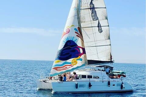 Marbella: catamarano privato con bevande e snack