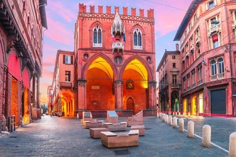 Tour privato a piedi di Bologna con un locale