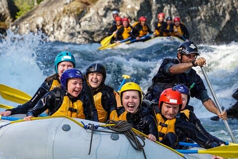 Action Wildwasser-Rafting der Klasse 4 in Voss