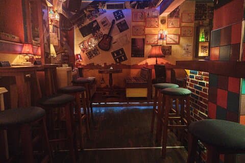 Tirana bei Nacht : Rooftop Cocktails & versteckte Bars mit Eden
