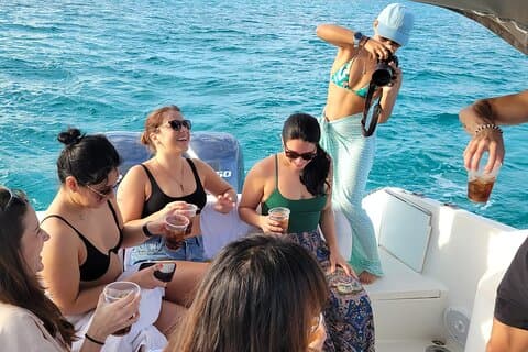 Charters exóticos de meio dia privados para Rose Island, Porcos e Tartarugas