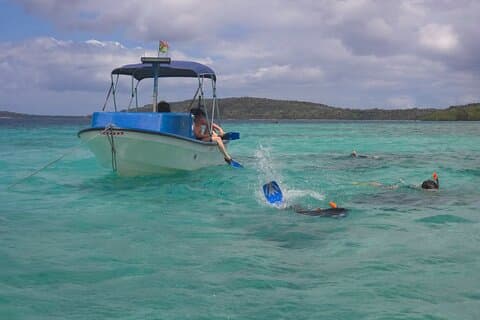 Excursión de un día a la isla Moso de Vanuatu con barbacoa y buceo con cueva azul