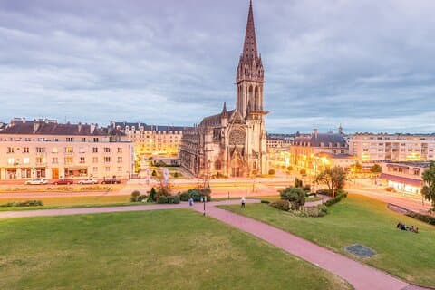 Tour privato a piedi di Caen con un locale