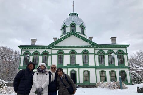 Historisk by och museum i Sapporo med kollektivtrafik