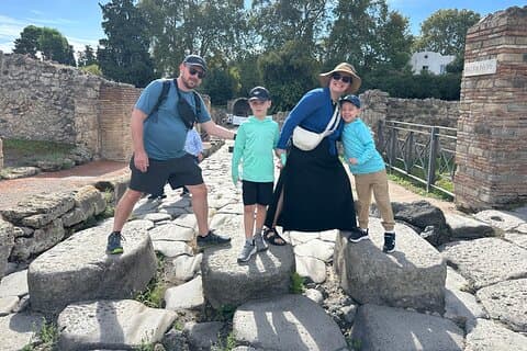 Tour sin colas por Pompeya para niños con un arqueólogo