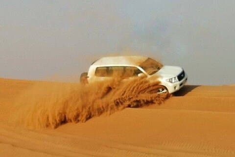 Safari nel deserto di Dubai con quad in cammello e cena barbecue