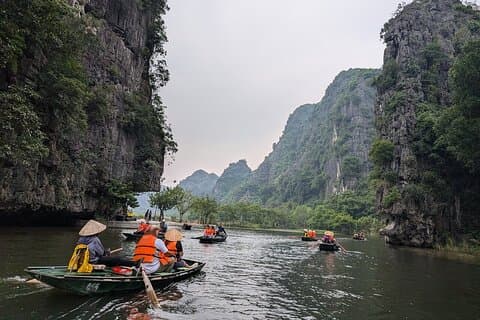 Giro in bicicletta di gruppo condiviso delle grotte di Ninh Binh Mua