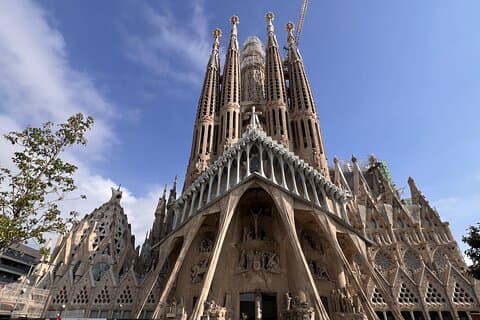 Barcelona, Montserrat and Park Güell Private Day Trip