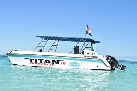 Tour Privado en Catamaran Junior con Bebida y Transporte Incluido
