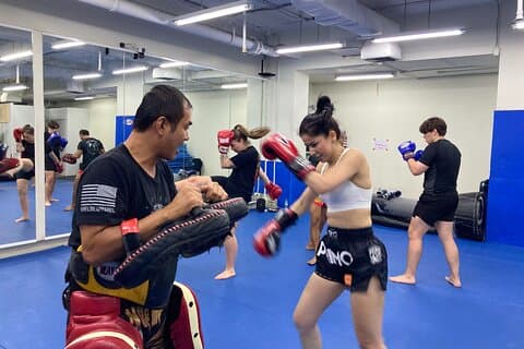 Bangkok Muay Thai Experience och Rajadamnern Stadium Live Match