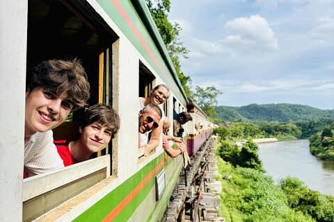 カンチャナブリエラワン滝とデス鉄道全日ツアー