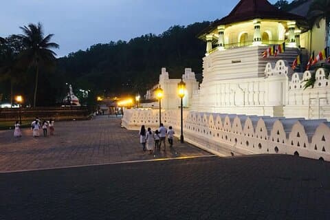 Kandy City mit einem Ortskundiger Reiseleiter von Tuk Tuk erkunden