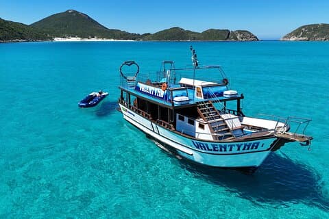 Excursion en bateau à deux étages avec toboggan aquatique à Arraial do Cabo