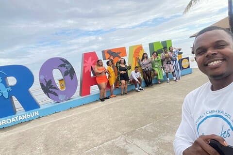 Tour dell'isola di Howie con esperienza di bradipo o scimmia a Roatan