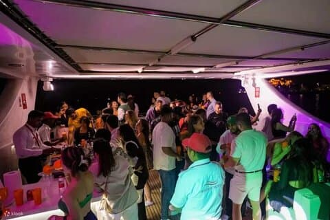 Dubai Marina Luxury Yacht Party con barbecue Open Bar e Live DJ