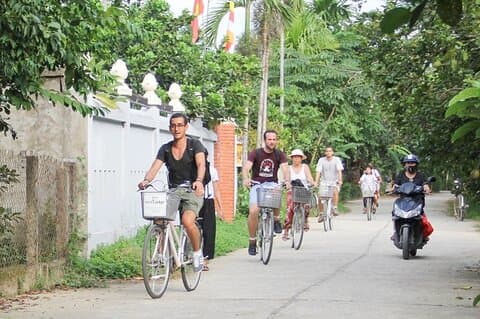 Halvdags gruppe tur til Thuy Bieu Eco Village fra Hue