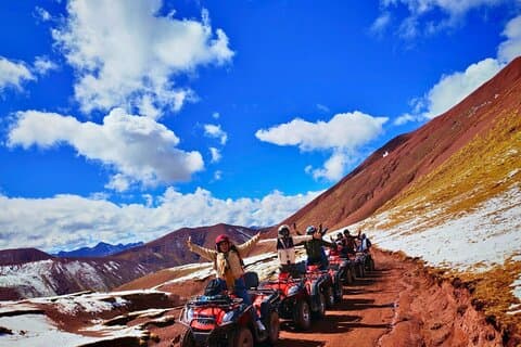 Red Valley et Rainbow Mountain Aventure en VTT depuis Cusco