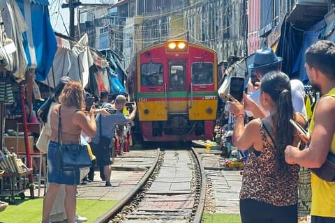 Marché flottant privé et marché ferroviaire avec trajet en train.