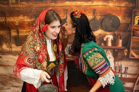Take a photo with traditional Bulgarian costumes