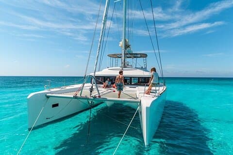 Mnemba Island Private Catamaran med fuld dag snorkling