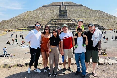 Private Tour zu den Pyramiden im Kleinbus mit Eintrittskarten und Reiseleitung für bis zu 8 Personen.