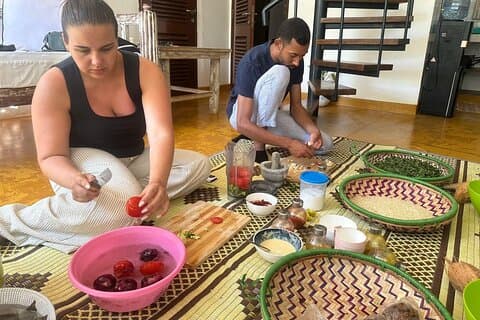 Experiencia en clases de cocina swahili con un chef local