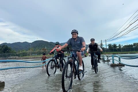 Langkawi i liten gruppe landsbygda sykkeltur Paddy Fields