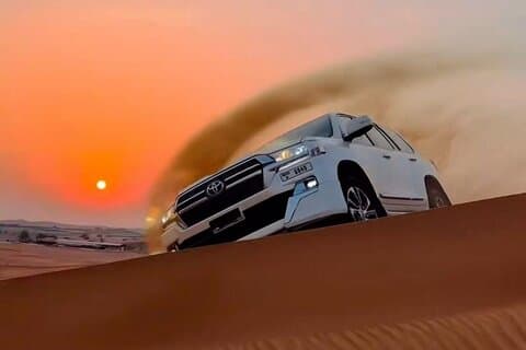 Safari nel deserto al tramonto con Dune Bashing e cena in cammello