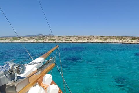 Antiparos & Despotiko Kaiki Cruise — Baaien, zwemmen & BBQ