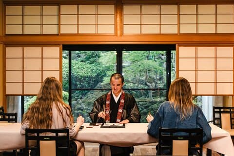 Privat meditasjon og kalligrafi med en munk i Tokyo Temple